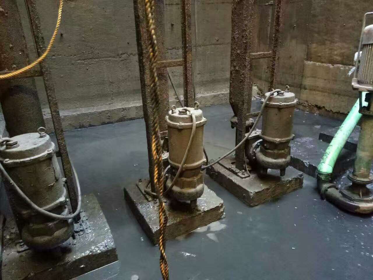 凤城污水池清理
